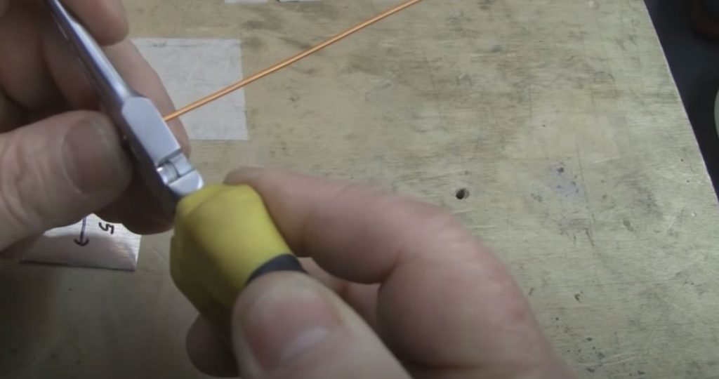 загибаем проволоку под углом 90 градусов