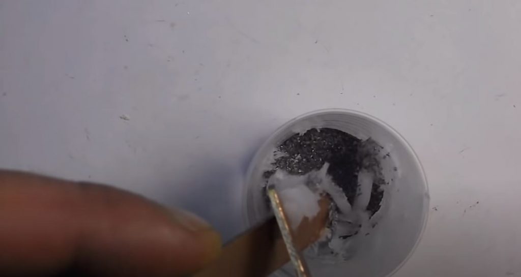 Добавляем к стружке вазелин в соотношении 1:3 и хорошо все перемешиваем