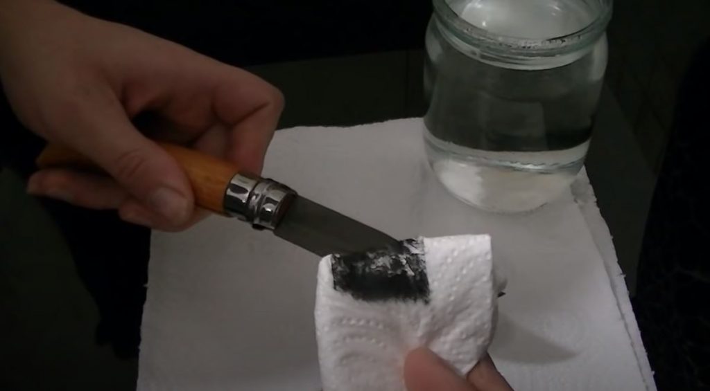 достаем нож из раствора и насухо протираем лезвие