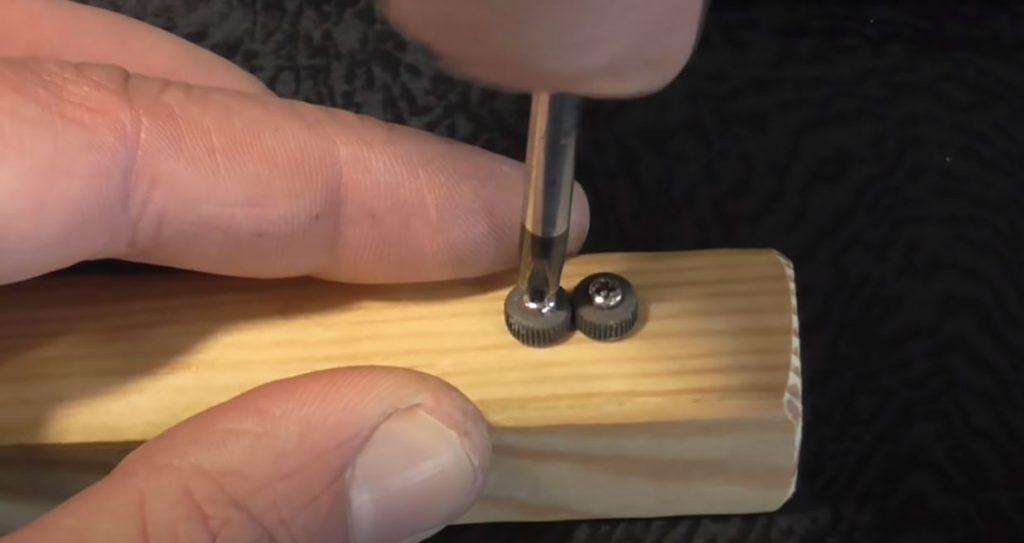 прикручиваем их саморезами