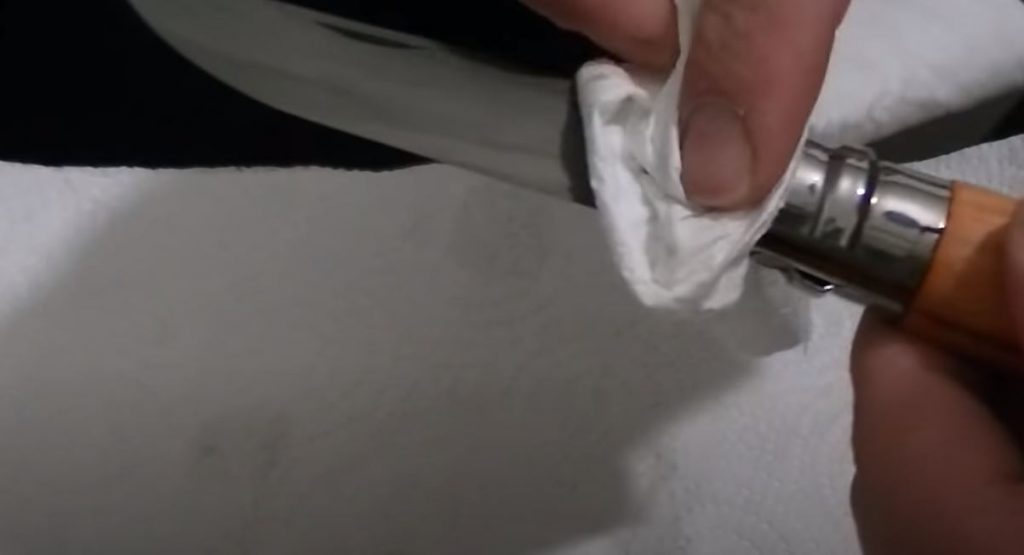 Снова помещаем лезвие ножа в раствор