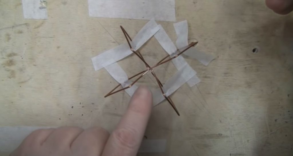 Малярным скотчем закрепляем квадраты на поверхности стола