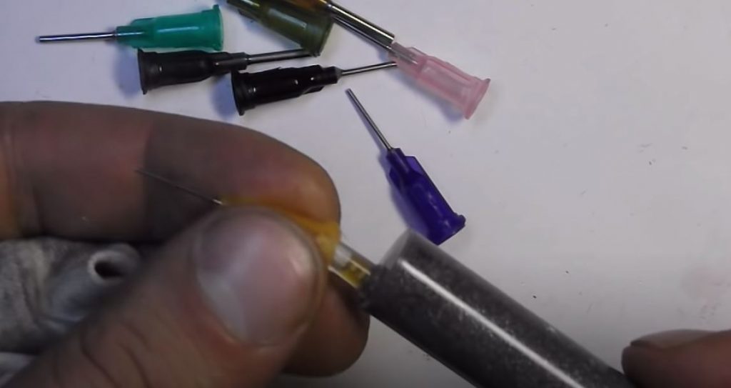 помещаем полученную паяльную пасту в медицинский шприц с толстой иглой