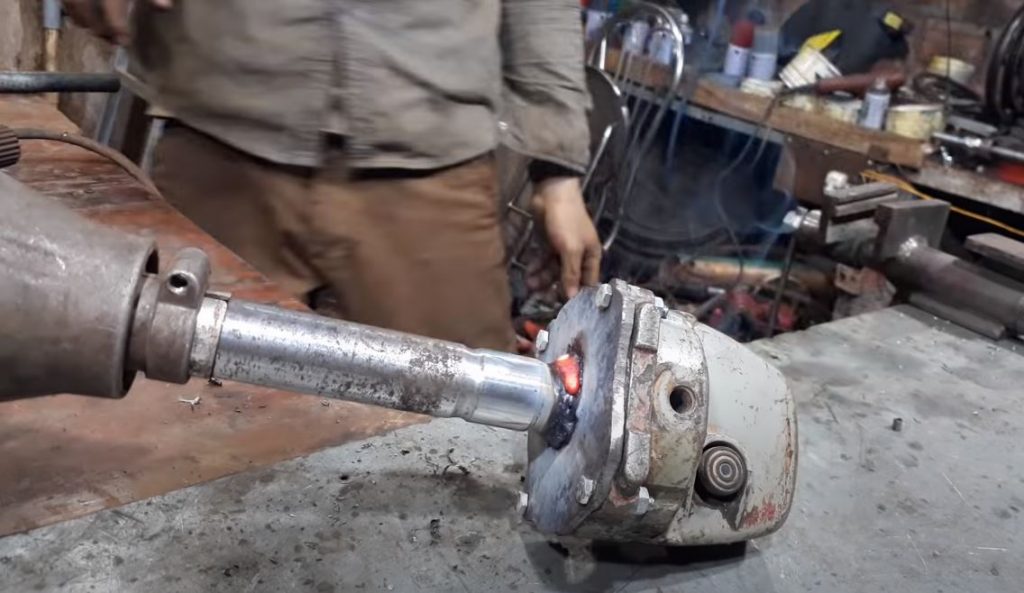 второй конец штанги привариваем к крышке редуктора болгарки