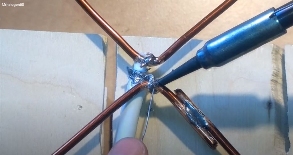 Подпаиваем центральную жилу к вершине одного квадрата, а оплетку – к вершине второго