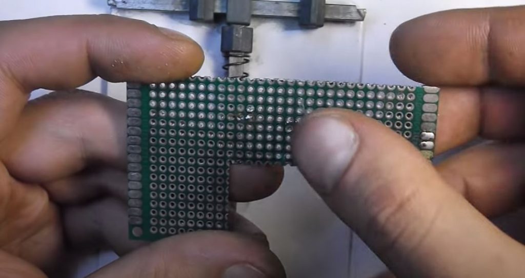 Размещаем на монтажной плате резистор