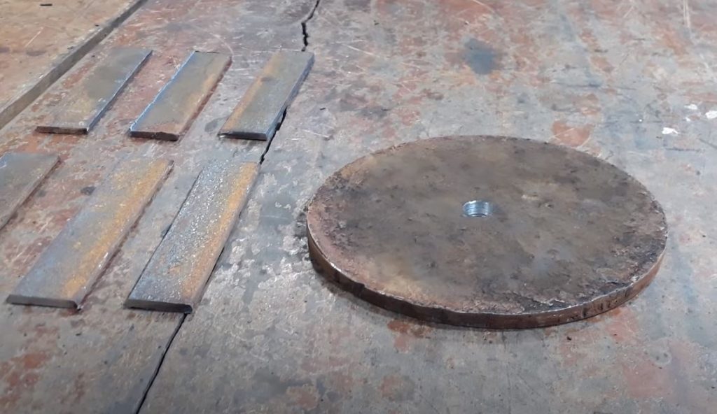 Из толстого металла вырезаем диск для ножа и шесть прямоугольных окончаний