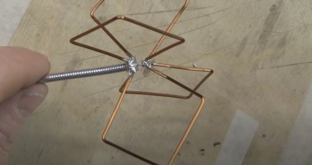 Припаиваем концы проволочных квадратов к оплетке