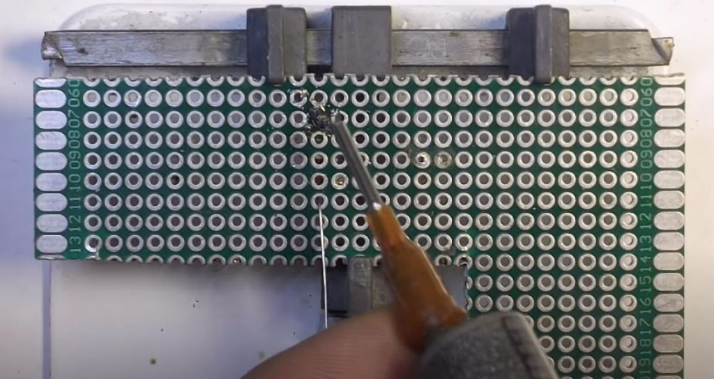 помещаем на место пайки немного паяльной пасты