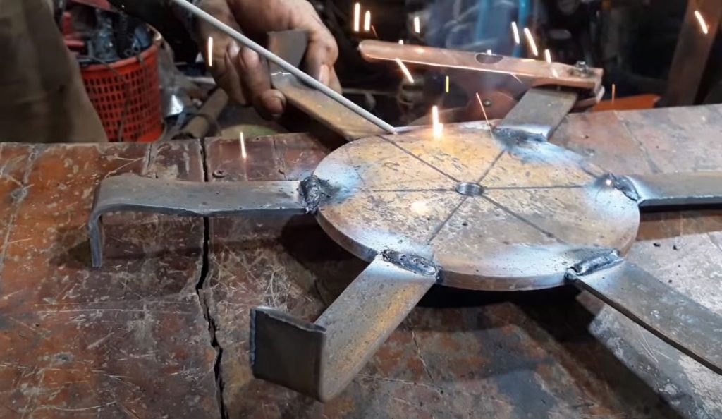 Загибаем края окончаний под углом 90 градусов и привариваем их к диску