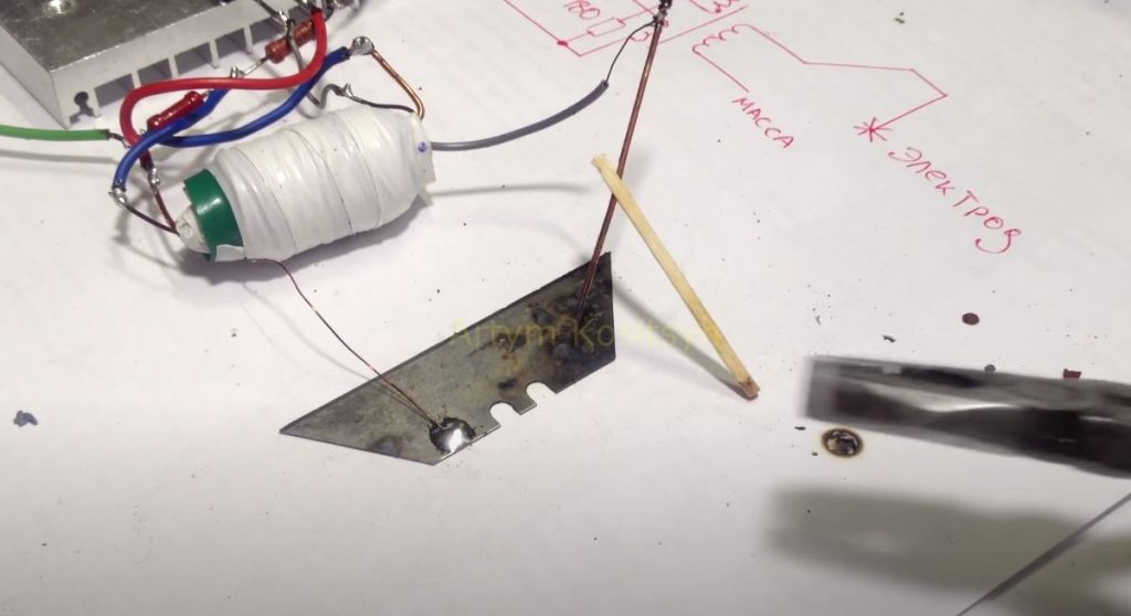 В качестве электрода используем медную проволоку, вставленную в спичку