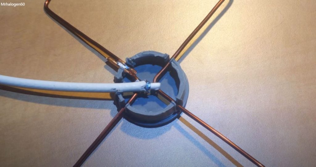 Паяльником проделываем пазы под проволоку и антенный кабель