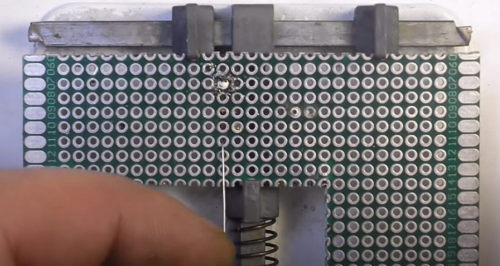 После прогревания паяльником, резистор надежно припаялся к плате