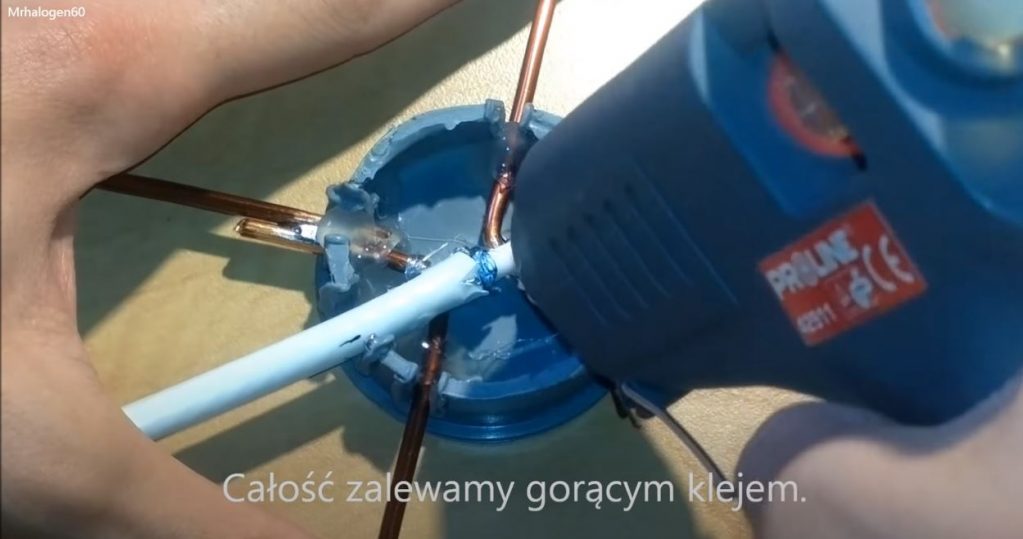 Заливаем пустоты в коробке и места спайки термоклеем