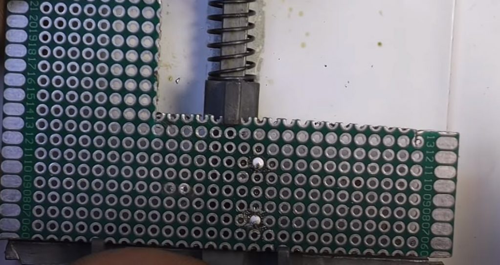 Проводим те же операции со второй ножкой резистора