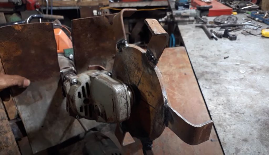 Из листового металла вырезаем и устанавливаем защитный кожух