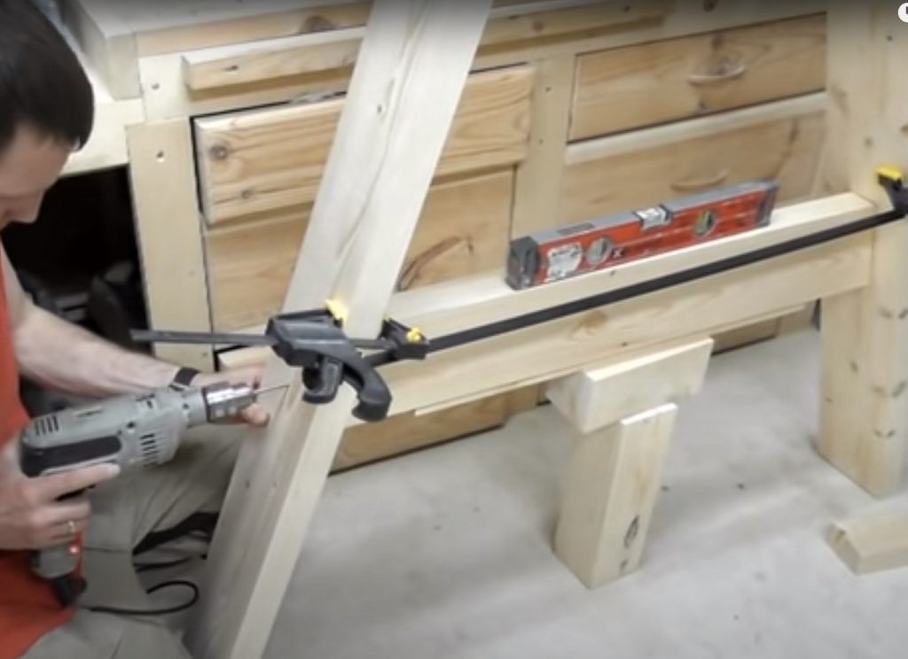 Крепление поперечины