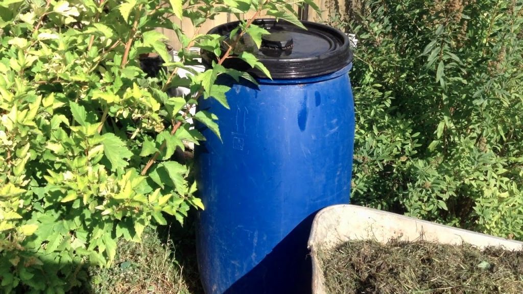 Настой удобно готовить в бочке, которая находится на участке. Приготовленным "минеральным эликсиром" удобно подкармливать основную массу садовых культур