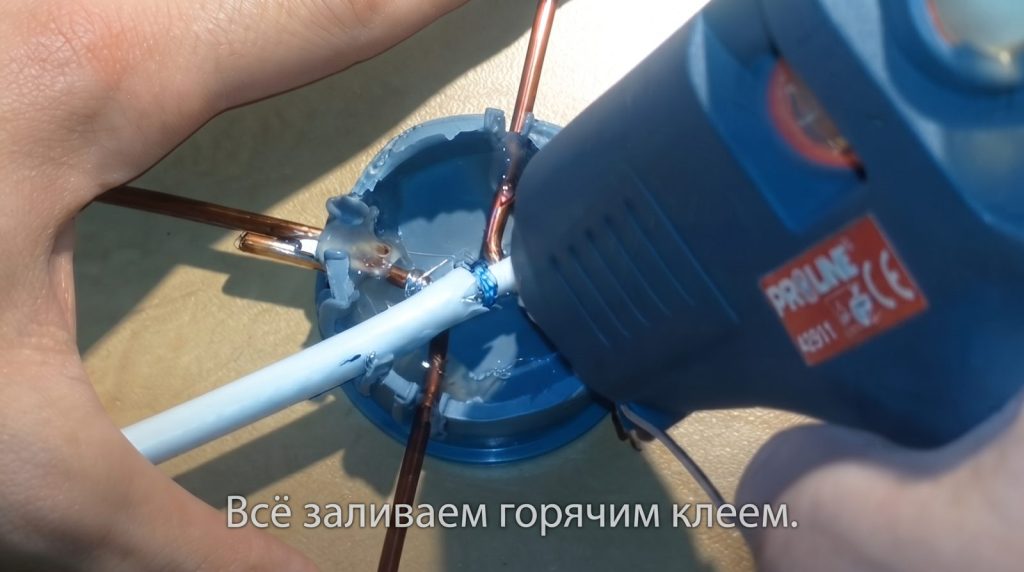 Заливаем пустоты и места спайки термоклеем