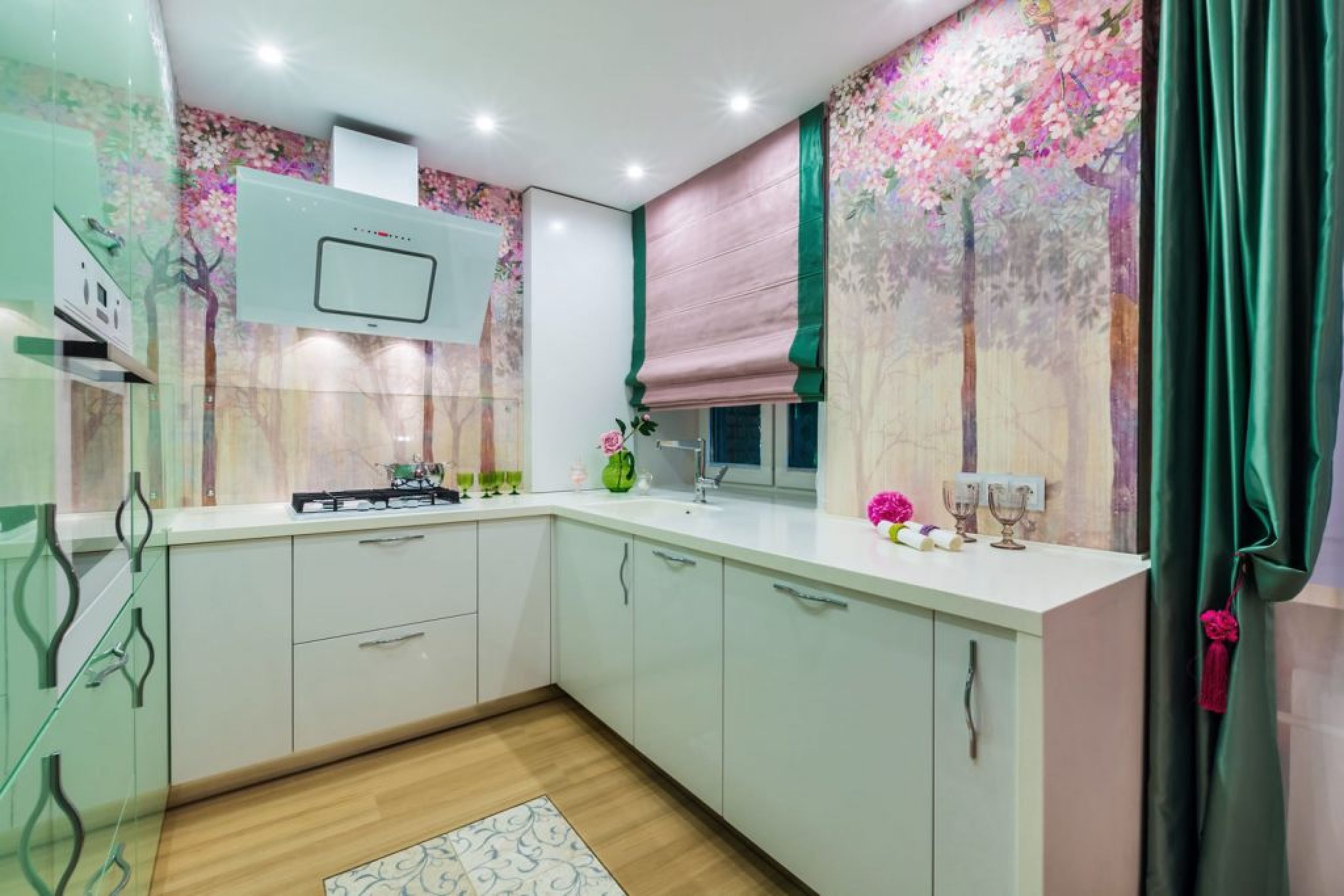 Ремонт на кухне обои. Кухня мятного цвета. Красивые кухни в квартирах. Кухня в розово зеленых тонах. Ремонт на кухне идеи.