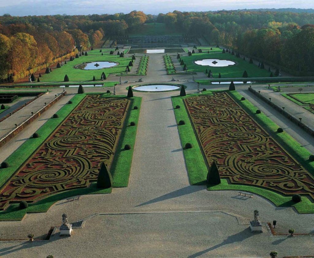 сады Версаля, также он спроектировал парки Фонтенбло, Шантийи, во дворце Сен-Жермен