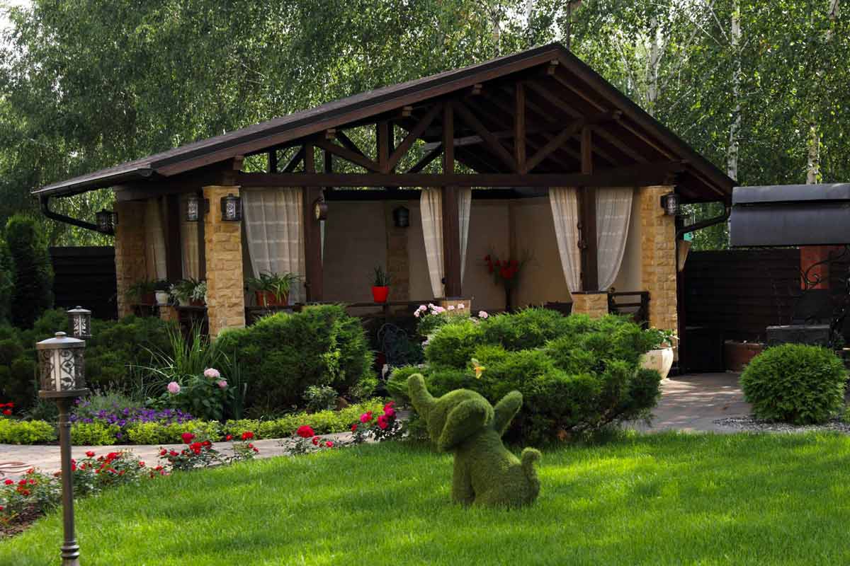 Центром композиции может стать любой объект на участке