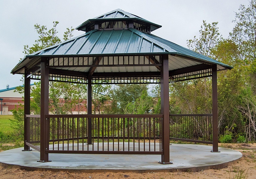 беседкa из профлиста и труб.