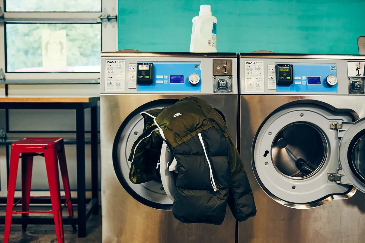 Как постирать осеннюю курточку, чтобы не повредить материал