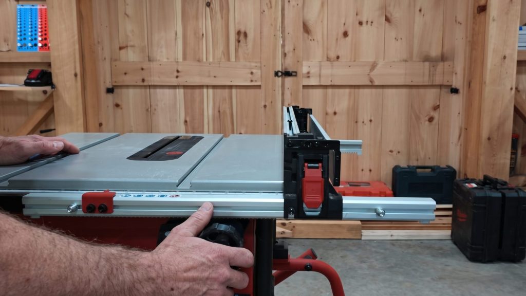 Аккумуляторная пила Hilti SCT 60 с диском 250 мм режет брус за один проход