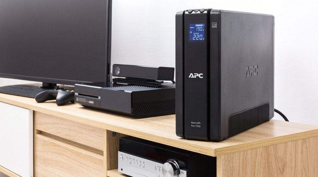 ИБП APC Back-UPS Pro 1500 рядом с телевизором и приставкой
