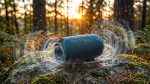 Портативная Bluetooth-колонка в лесу на закате