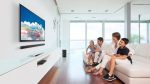 Семья смотрит телевизор 8K в гостиной